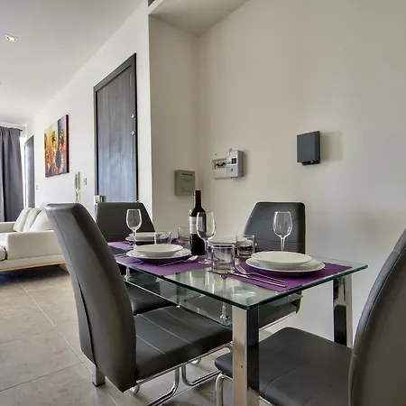 Off The Strand Penthouse Apartment *